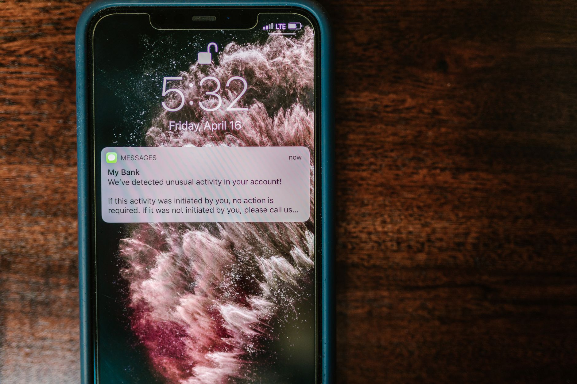 Een persoon die zijn smartphone voorzichtig gebruikt