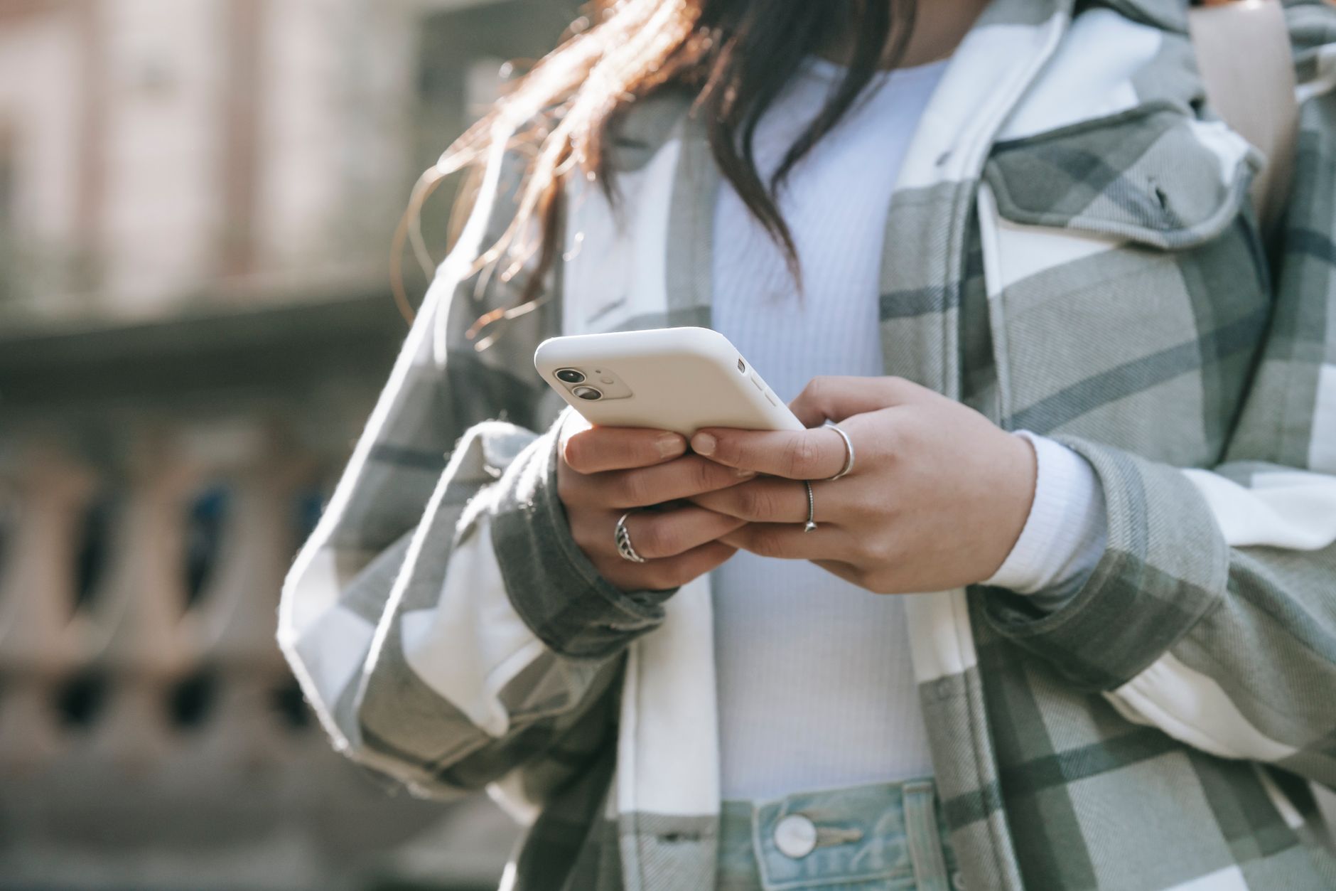 Primer plano de la pantalla de un smartphone con iconos de seguridad