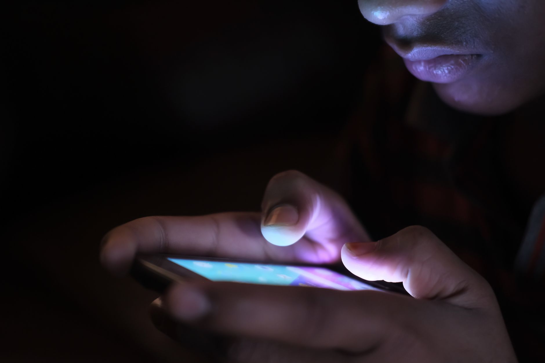Une personne analysant son smartphone avec attention