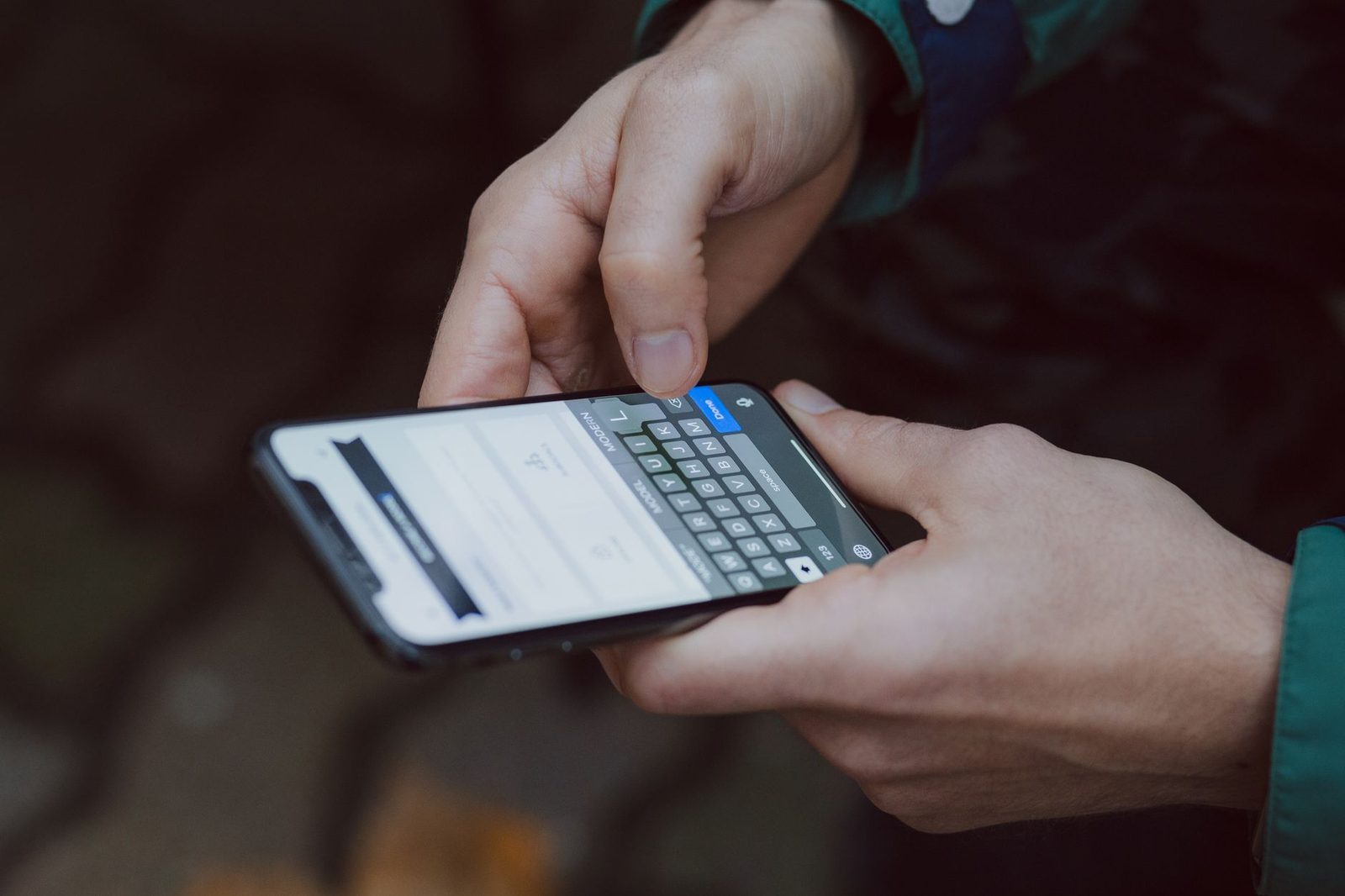 Eine Person, die die Gesichtserkennung auf ihrem Smartphone nutzt