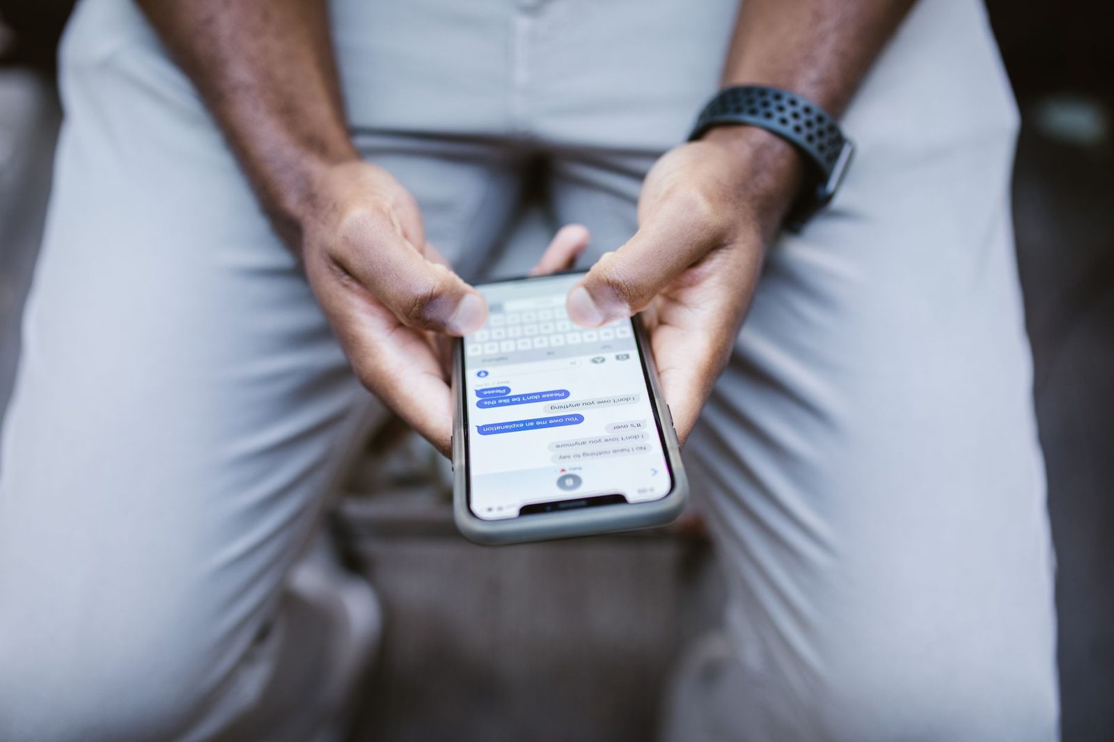 Ein Smartphone, das ein digitales Schloss zeigt, das den Datenschutz symbolisiert